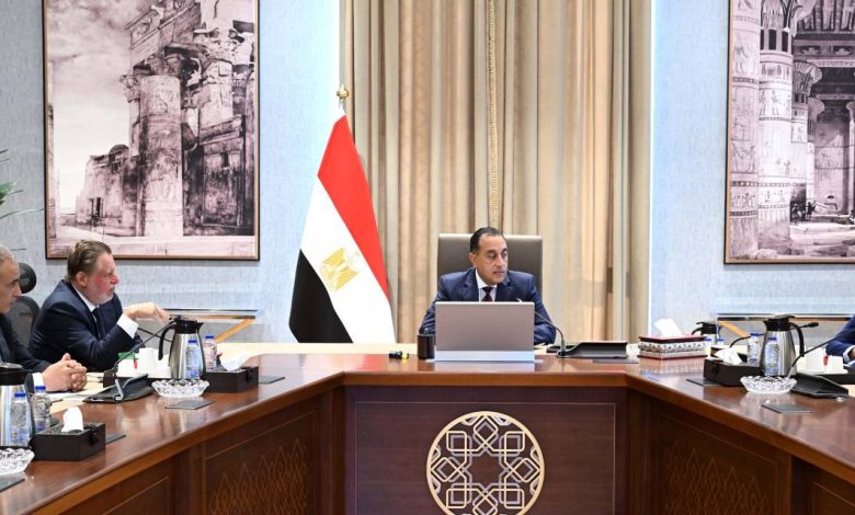 رئيس-الوزراء-يجتمع-مع-محافظ-البنك-المركزي-ووزير-المالية-لاستعراض-عددٍ-من-الملفات